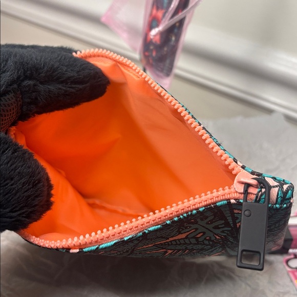 🔥HELLO KITTY LIP-CARE: LIPGLOSS, LIP BALM BUNDLE - Picture 9 of 12